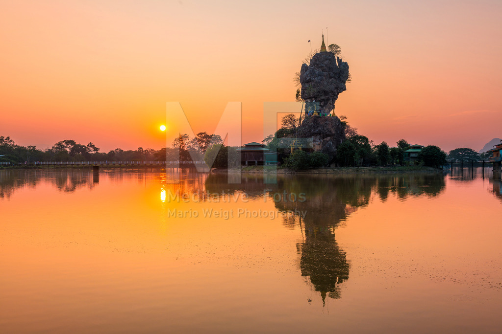 MW0117-3836 | Kloster auf Karstfelsen im letzten Sonnenlicht - Realisiert mit Pictrs.com