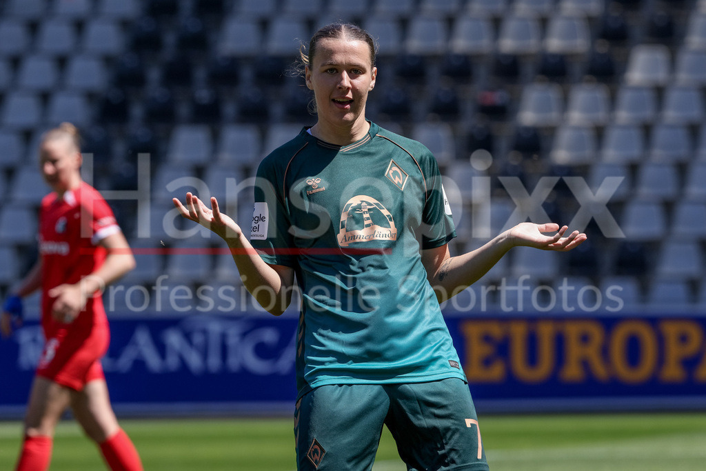 Fussball, Google Pixel Frauen-Bundesliga, SC Freiburg - SV Werder Bremen | Torschützin Larissa Mühlhaus (SV Werder Bremen, 7) mit Torjubel, Jubel, jubeln, jubelt, optimistisch, Spielszene, Highlight, Freude über das Tor zum 0:1, DIE DFB-RICHTLINIEN UNTERSAGEN JEGLICHE NUTZUNG VON FOTOS ALS SEQUENZBILDER UND/ODER VIDEOÄHNLICHE FOTOSTRECKEN. DFB REGULATIONS PROHIBIT ANY USE OF PHOTOGRAPHS AS IMAGE SEQUENCES AND/OR QUASI-VIDEO.