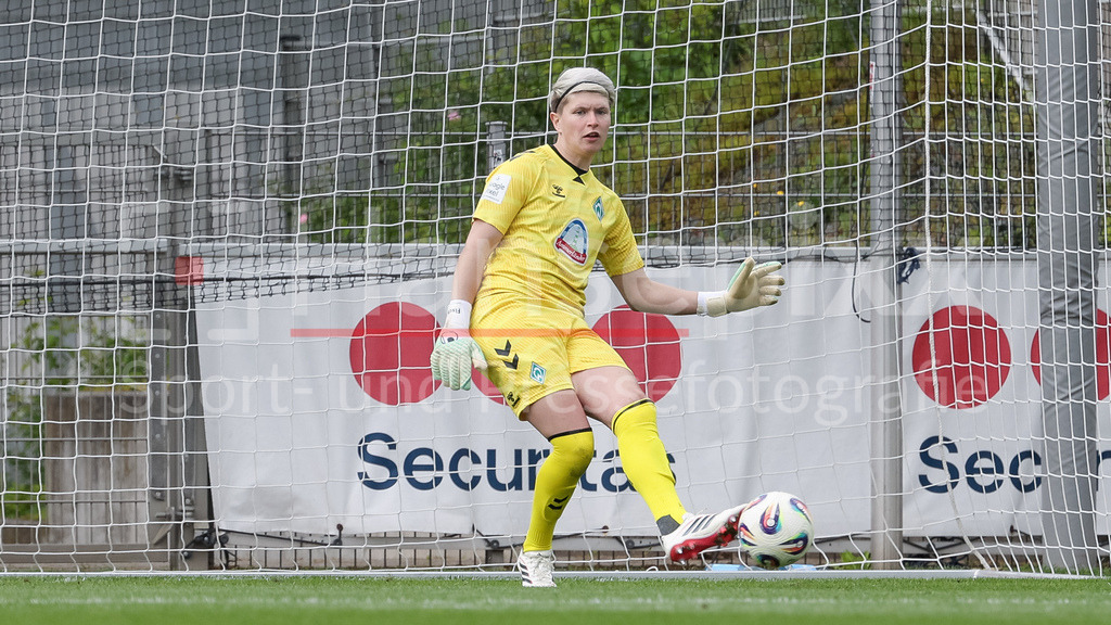 Fussball, Google Pixel Frauen-Bundesliga, Bayer 04 Leverkusen - SV Werder Bremen | Vanessa Fischer (Torhüterin, Torwart, SV Werder Bremen, 1) am Ball, Freisteller, Einzelbild, Ganzkörper, Aktion, Action, Spielszene, DIE DFB-RICHTLINIEN UNTERSAGEN JEGLICHE NUTZUNG VON FOTOS ALS SEQUENZBILDER UND/ODER VIDEOÄHNLICHE FOTOSTRECKEN. DFB REGULATIONS PROHIBIT ANY USE OF PHOTOGRAPHS AS IMAGE SEQUENCES AND/OR QUASI-VIDEO.