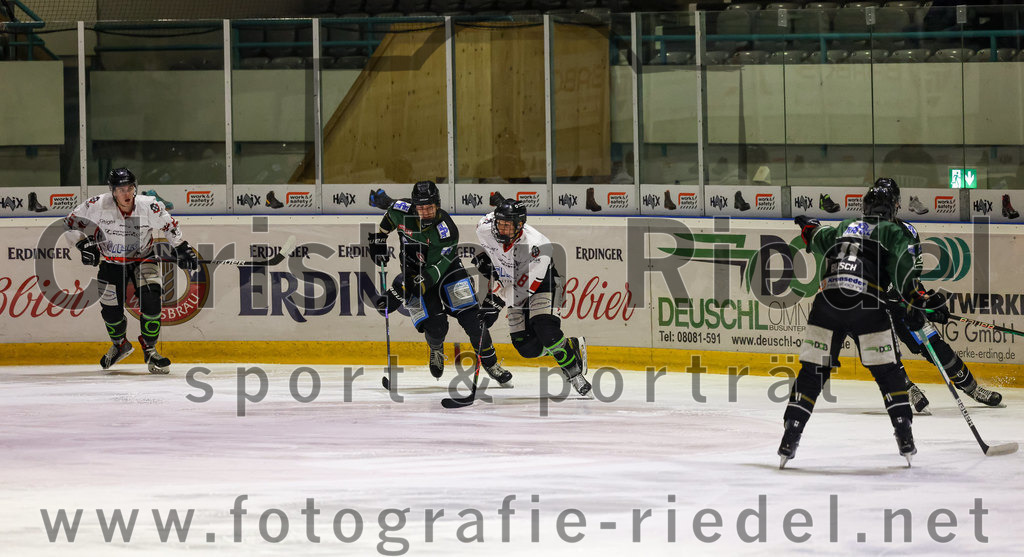2022-11-06_073_TSV_Erding_gegen_EHC_Koenigsbrunn | Erding, Deutschland, 06.11.2022:
Eishockey, Bayernliga 2022 / 2023, 11. Spieltag, TSV Erding gegen EHC Königsbrunn, Endergebnis: 1:7

Tim Bullnheimer (EHC Königsbrunn, #8)

Foto: Christian Riedel / fotografie-riedel.net
