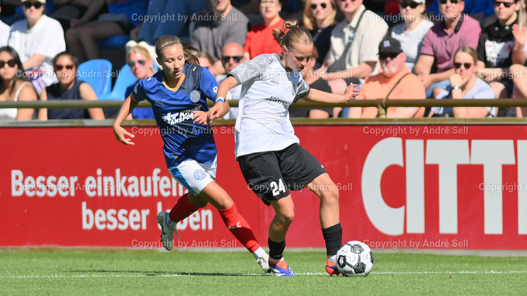 Holstein Kiel vs SV Meppen | Samanta Carone (Holstein #7) / Lilly Bartke (Meppen #24) / Fußball-DFB-Pokal Play-Off-Runde Frauen 2025/2026 / Holstein Kiel vs SV Meppen / Citti Fussball Park - Projensdorf / Kiel / 17.08.25 - Realisiert mit Pictrs.com