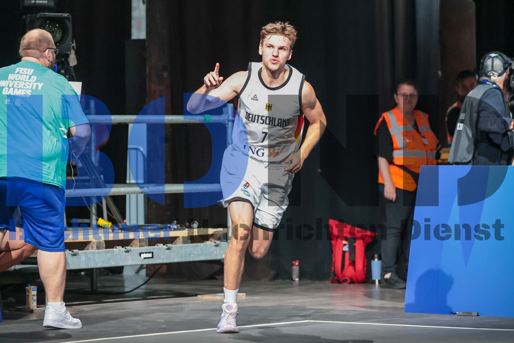 SES_TTG3X320250718-1870 | bond - Realisiert mit Pictrs.com