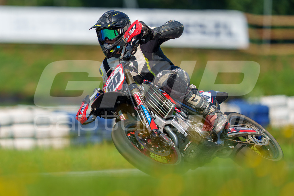 G-Cup + Supermoto Staatsmeisterschaft + Hungarian Supermoto Championship | GRIPcapture steht für authentische Sportfotografie in Österreich – für Momente, die mehr sind als Geschwindigkeit oder Ergebnis. Es geht um Emotion, Spannung, Fokus und den Augenblick, der oft nur einen Wimpernschlag dauert.Ob Motorsport, Teamsport oder 