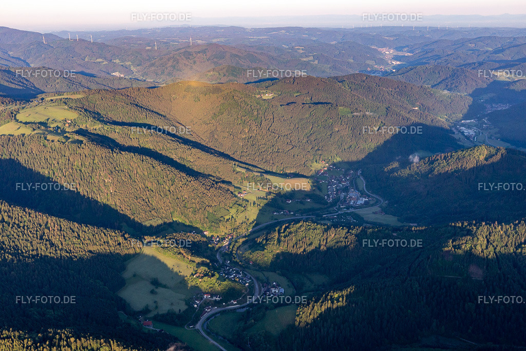 Von Bergen umgebenen Schwarzwald-Tallandschaft im Ortsteil Kinzigtal | Luftbild: Von Bergen umgebenen Schwarzwald-Tallandschaft im Ortsteil Kinzigtal im Ortsteil Halbmeil in Wolfach im Bundesland Baden-Württemberg in Deutschland. Foto: IMG_114876.jpg vom 01.06.2019 durch Werner Riehm/FLY-FOTO.de - Realisiert mit Pictrs.com