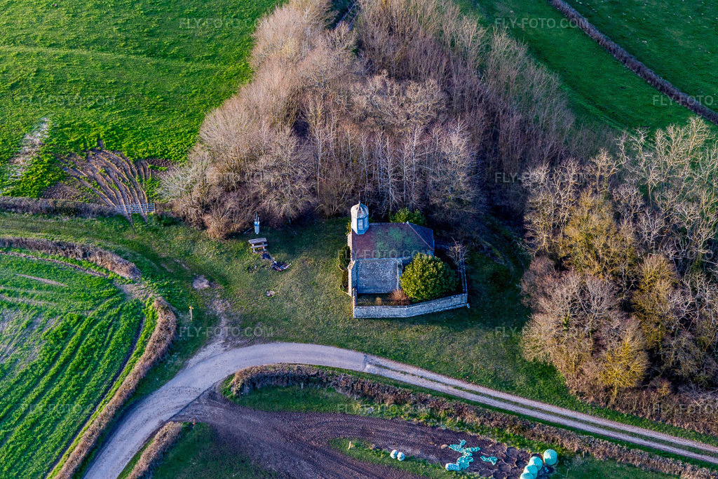Aerial view: View of the town in Morlet in the state Saone et Loire, France. – Photo: IMG_105529.jpg taken on 04/01/2018 by Werner Riehm/FLY-FOTO.com – Resolution of the original: 5063 x 3375 px
