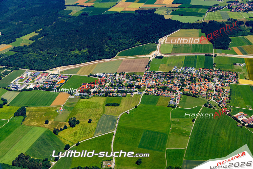 Aktuelles Luftbild von  Pürgen - Die Luftaufnahme wurde 2022 mittels UL-Flugzeug erstellt ( keine Drohne ) - hochauflösende Kamera-Systeme von  Canon -Beste Qualität - Für grossformatige Ausdrucke geeignet. Die Geschenkidee !