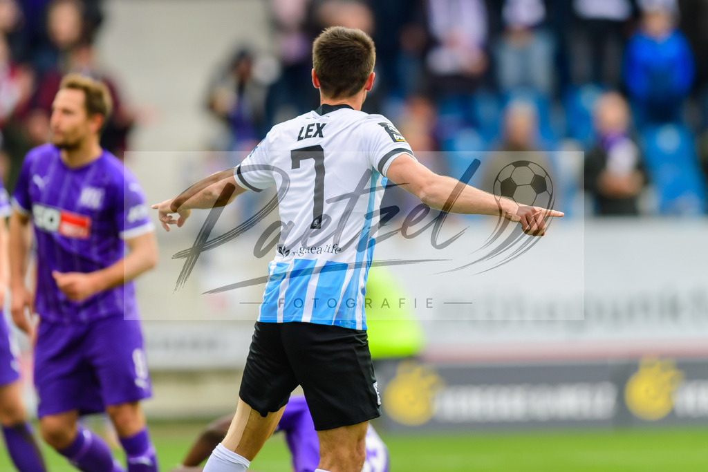OSNTSV20211106_047 | Fussball, Herren: Stefan Lex (TSV 1860 Muenchen) Torjubel, jubelt nach seinem Treffer zum 0:1 bei dem Spiel der 3. Liga zwischen VfL Osnabrueck und TSV 1860 Muenchen im Stadion an der Bremer Bruecke am 06.11.2021 in Osnanbrueck, Deutschland.DFB / DFL REGULATIONS PROHIBIT ANY USE OF PHOTOGRAPHS AS IMAGE SEQUENCES AND/OR QUASI-VIDEO. - Realisiert mit Pictrs.com