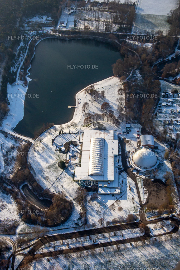 Strandbad, Dampfnudel-Halle im Winter bei Schnee | Luftbild: Strandbad, Dampfnudel-Halle im Winter bei Schnee in Rülzheim im Bundesland Rheinland-Pfalz in Deutschland. Foto: IMG_135486.jpg vom 16.12.2022 durch ©2025 Werner Riehm fly-foto.de/copyright - Realisiert mit Pictrs.com