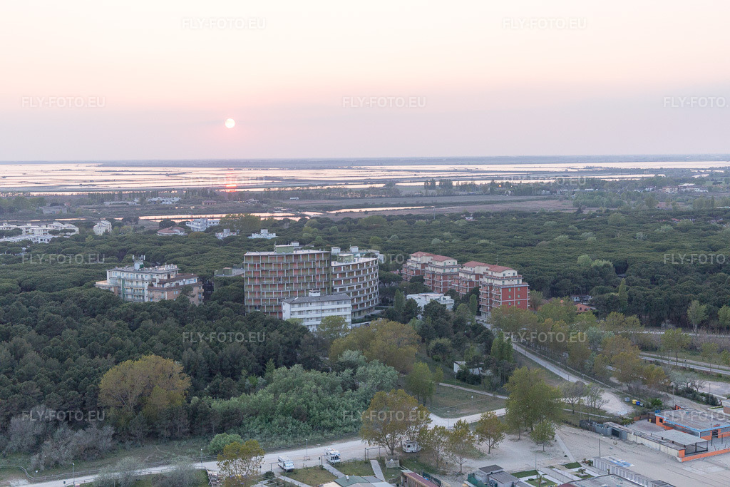 Vue aérienne: Vue de la ville à Lido di Spina dans le département Émilie-Romagne, Italie. Photo: IMG_098584.jpg prise le 05/04/2017 par Werner Riehm/FLY-FOTO.eu – Résolution de l'original: 5472 x 3648 px