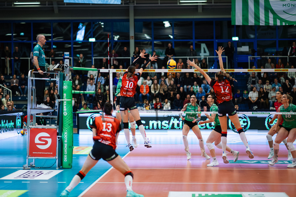 Volleyball, 1. Bundesliga Frauen, Hauptrunde, 8. Spieltag, Saison 2025/2026: USC Münster - Dresdner SC | 1. Bundesliga Frauen, Hauptrunde, 8. Spieltag, Saison 2025/2026, USC Münster empfängt Dresdner SC in der Sporthalle Berg Fidel in Münster. Foto: sportfotografie.ms | Markus Paletta - Realisiert mit Pictrs.com