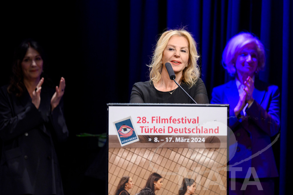 _DWA8165 | Hale Soygazi als Ehrenpreisträgerin 2024 bei der Eröffnung der 28. Film Festival Türkei Deutschland  am 08.3.2024  in Nürnberg - Realisiert mit Pictrs.com