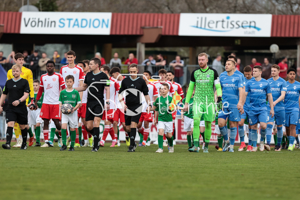 FV Illertissen - FC Bayern Amateure | Die beiden Mannschaften laufen zusammen mit Schiedsrichter Manuel STEIGERWALD ein