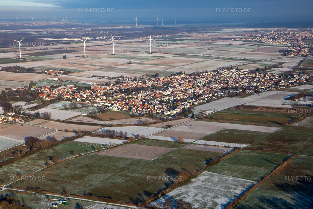 Luftbild: Ortsansicht von Südwesten im Winter bei Schnee in Minfeld im Bundesland Rheinland-Pfalz in Deutschland. Foto: IMG_135658.jpg vom 16.12.2022 durch Werner Riehm/FLY-FOTO.de
