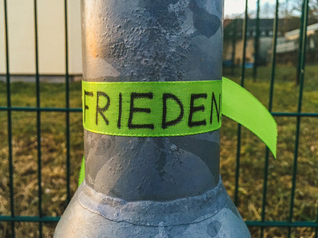 Friedensband an Laternenpfahl | Online Shop für Christen: Christliche Poster XXL, Plakate, Wandbilder als Leinwand & christliche Postkarten, Kalender, Sticker & Lizenzen zum Download. Die Kunstwerke im christliche Geschenke Shop zeigen die Jahreslosung 2025, Gott, Jesus & mehr.