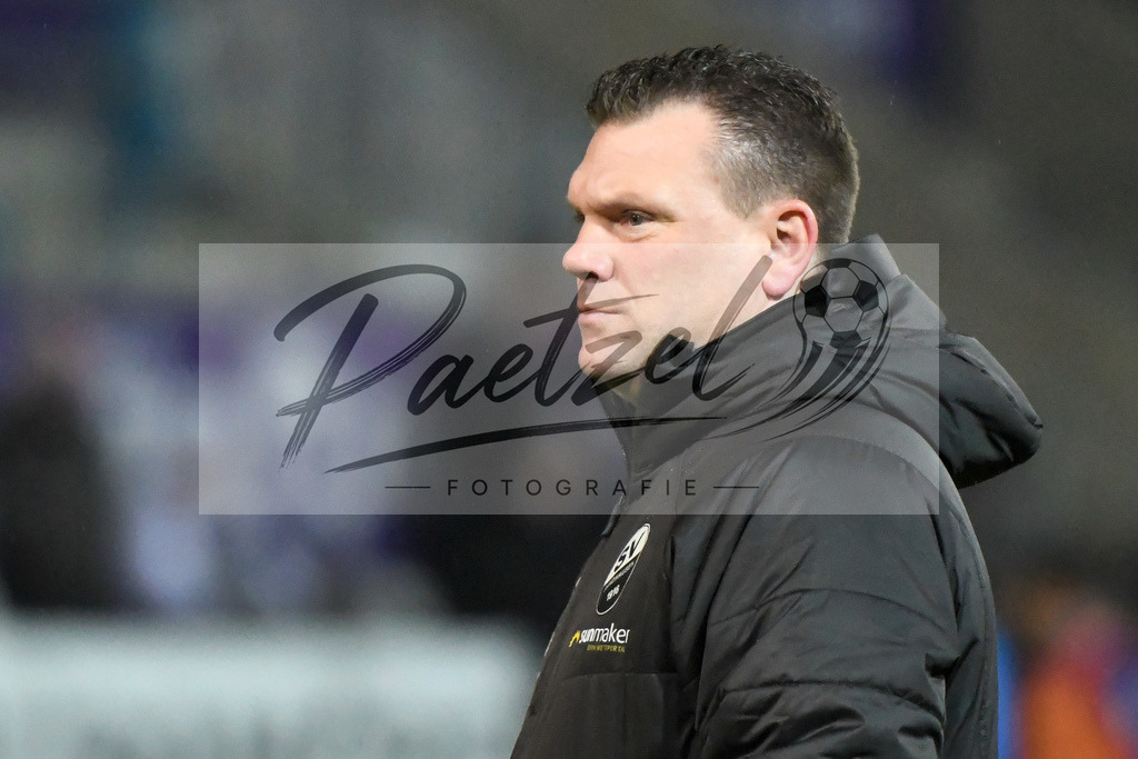 20200129_OSNSVS_0010JPG | Fußball, Herren: Trainer Uwe Koschinat (SV Sandhausen) schaut beim Spiel der 2. Bundesliga zwischen VfL Osnabrück vs. SV Sandhausen am 29.01.2020 im Stadion an der Bremer Brücke in Osnabrück, Deutschland.(Foto von Nico Paetzel) - Realisiert mit Pictrs.com