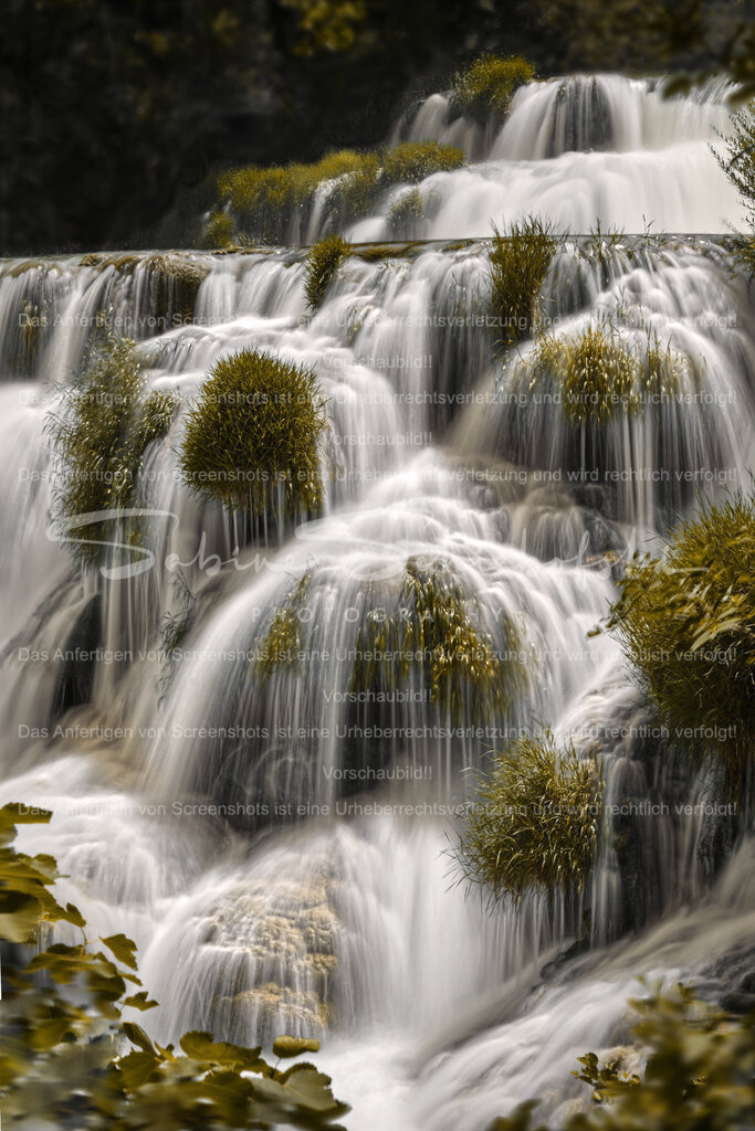 Wasserkaskaden Krk Nationalpark, Kroatien | People- und Tierfotografie, Imageaufnahmen, Veranstaltungsfotografie und Wandbilder aus der Natur ★ Made in Germany ✔️ Druck + Downloads ✔️ Naturfotografie in Top Qualität ★ schneller Versand, weltweite Lieferung! - Realisiert mit Pictrs.com