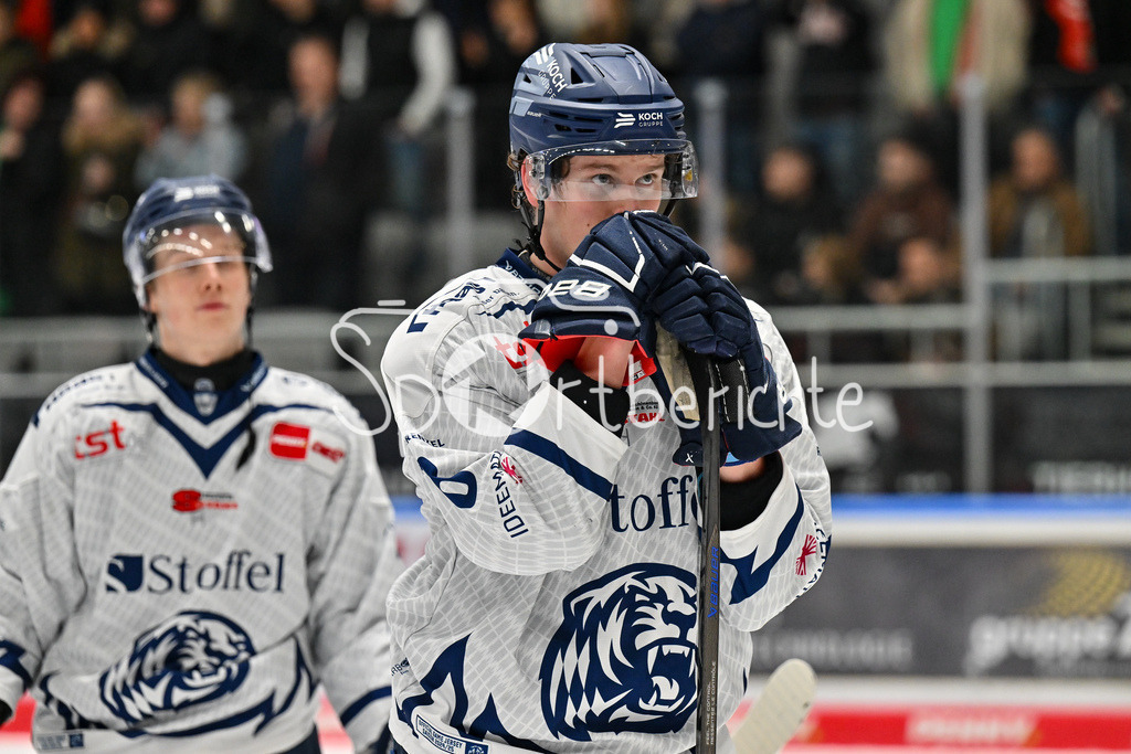 Augsburger Panther - Straubing Tigers | ein enttaeuschter Joshua SAMANSKI (Straubing Tigers #8) nach der Niederlage in Augsburg / DEL: Augsburger Panther - Straubing Tigers, Curt Frenzel Stadion am 29.11.2024