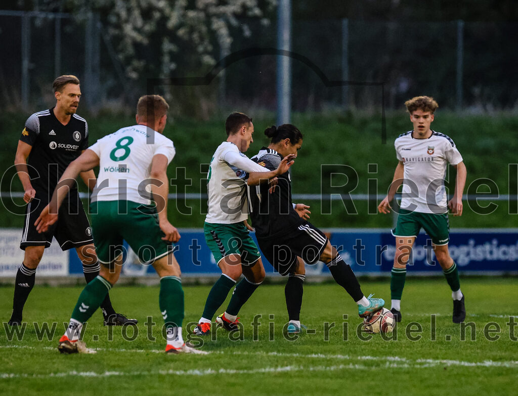 2024-04-05_048_FC_Schwaig_gegen_SV_Pullach | Oberding, Deutschland, 05.04.2024:
Fußball, Landesliga Südost 2023 / 2024, 28. Spieltag, FC Schwaig gegen SV Pullach, Endergebnis: 2:0

Maximilian Stapf (SV Pullach, #23), Nils Wölken (FC Schwaig, #8), Maximilian Hellinger (FC Schwaig, #23), Keita Kawai (SV Pullach, #17), Joshua Steindorf (FC Schwaig, #33)

Foto: Christian Riedel / fotografie-riedel.net