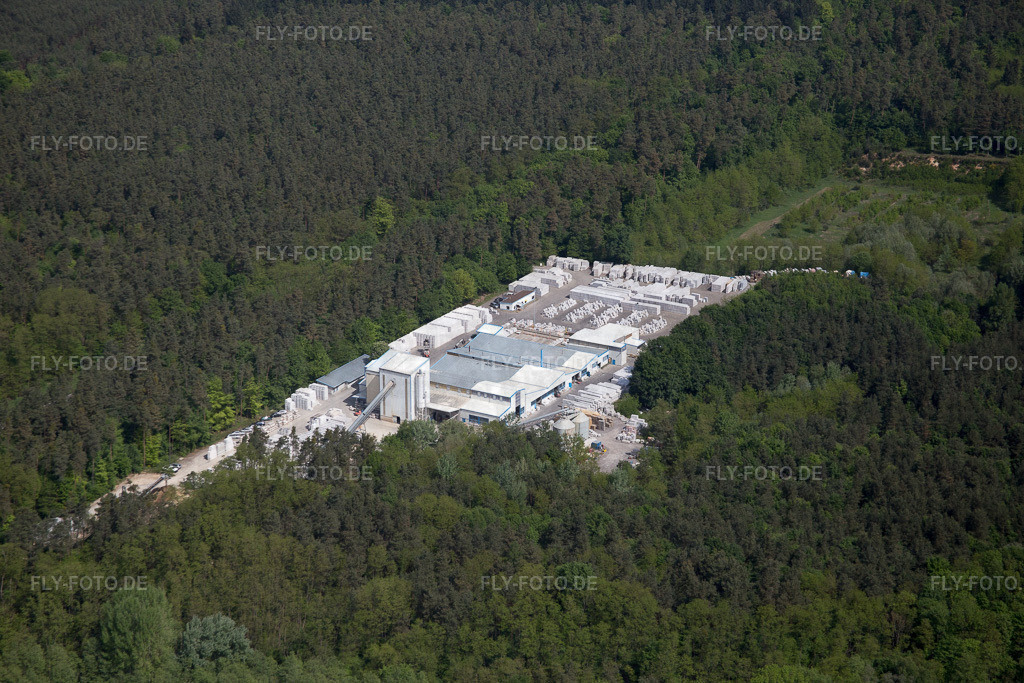 Beton- und Baustoffmischwerk der Kalksandsteinwerk Bienwald Schenking am Rhein | Luftbild: Beton- und Baustoffmischwerk der Kalksandsteinwerk Bienwald Schenking am Rhein im Ortsteil Büchelberg in Wörth im Bundesland Rheinland-Pfalz in Deutschland. Foto: IMG_078572.jpg vom 08.05.2015 durch Werner Riehm/FLY-FOTO.de - Realisiert mit Pictrs.com