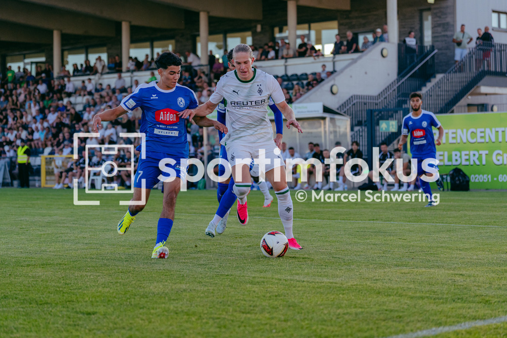 SSVg Velbert 02 – Borussia Mönchengladbach | Noah Bouassaria (SSVg Velbert 02) und David Herold (Borussia Mönchengladbach) im Zweikampf. Testspiel zwischen der SSVg Velbert 02 und Borussia Mönchengladbach in Velbert, 12.08.2026. Endstand: 0:8. sportimfokus / Marcel Schwering - Realisiert mit Pictrs.com