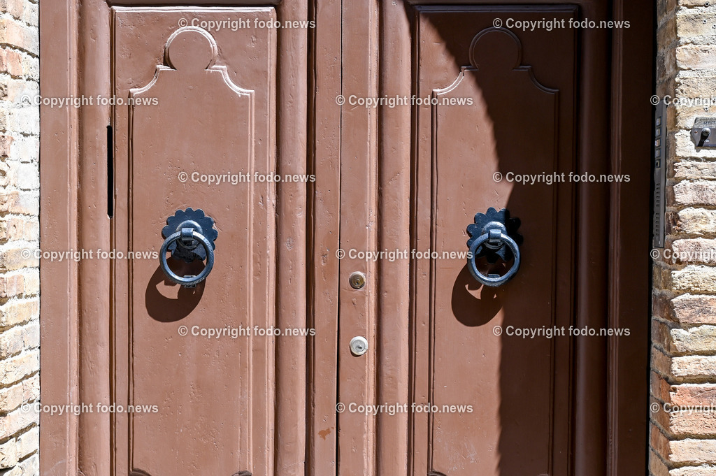 Italien_ Toskana_ San Gimignano_ 31.05.2024-98 | 31.05.2024, Italien, ITA, Toskana, San Gimignano im Bild Stadtansichten Gebäude, Architektur, Touristen, Historisch, Souvenir, Ansichten der berühmten Stadt San Gimignano in der Toskana-Italien - View of the famous town San Gimignano in Tuscany-ItalySan Gimignano ist eine italienische Kleinstadt in der Toskana mit einem mittelalterlichen Stadtkern. San Gimignano wird auch die Stadt der Türme genannt. Die Stadt liegt in der Provinz Siena. Sie gehört neben Florenz, Siena und Pisa zu den von Touristen meist besuchten Zielen in der Toskana.