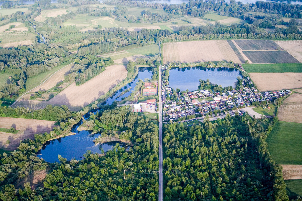 Aerial view: Gravel pit campsite in Beinheim in the state Bas-Rhin, France. – Photo: IMG_2414.jpg taken on 06/04/2006 by Werner Riehm/FLY-FOTO.com – Resolution of the original: 3456 x 2304 px
