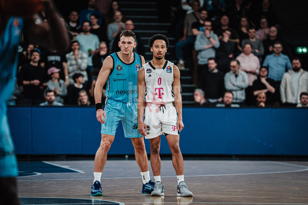 Basketball | Männer | Saison 2024/2025 | easyCredit Basketball Bundesliga | 16. Spieltag | Veolia Towers Hamburg vs. Telekom Baskets Bonn | 10.01.2025 | v.l. Brae Ivey (#1, Veolia Towers Hamburg) und Darius McGhee (#0, Telekom Baskets Bonn)