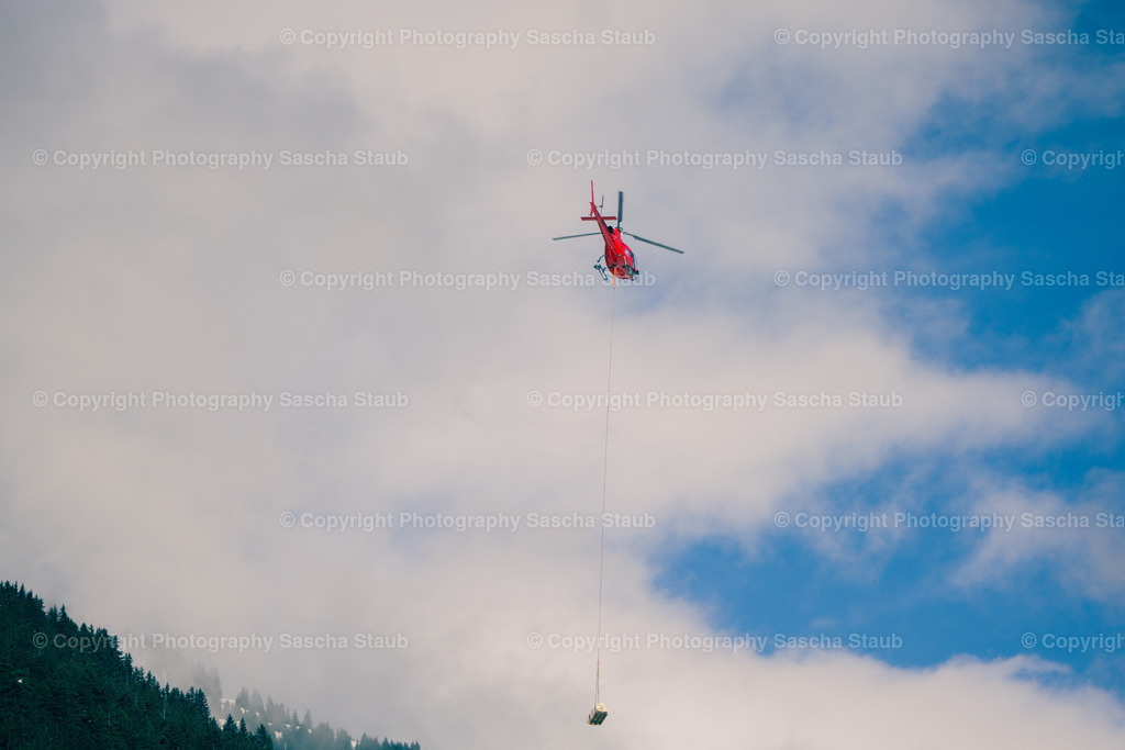 Hubschrauber beim Lastentransport | Willkommen im Shop von Photography Sascha Staub. Hier findest du alle Fotos und Medieninhalten von Sascha Staub. In diesem Shop kannst du Lizenzen zu den Fotos, Drucke und Gutscheine für den Shop erwerben.  - Realisiert mit Pictrs.com