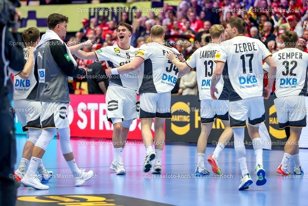 EHF22012601142 | 22.01.2026, Handball, Men's EHF EURO 2026, Deutschland - Portugal, Jyske Bank Boxen in Herning, Dänemark, Main Round: Abschlussjubel nach dem deutschen Sieg gegen Portugal. xxxx jubelnd auf dem Spielfeld.  Nils Lichtlein (Germany #03)  Marko Grgic (Germany #71)  Miro Schluroff (Germany #05)  Justus Fischer (Germany #54)  Matthes Langhoff (Germany #13)  Lukas Zerbe (Germany #17)  Franz Semper (Germany #32) 