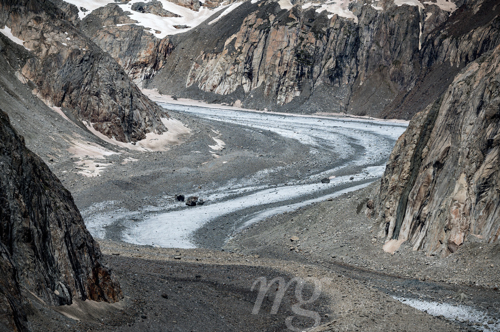 s-curve of Beichgletscher in Oberaletsch | Die ideale Geschenkidee für Naturliebhaber. Naturbilder von Marcel Gross Photography für ihr Zuhause in den verschiedensten Formaten und Materialien. - Realisiert mit Pictrs.com