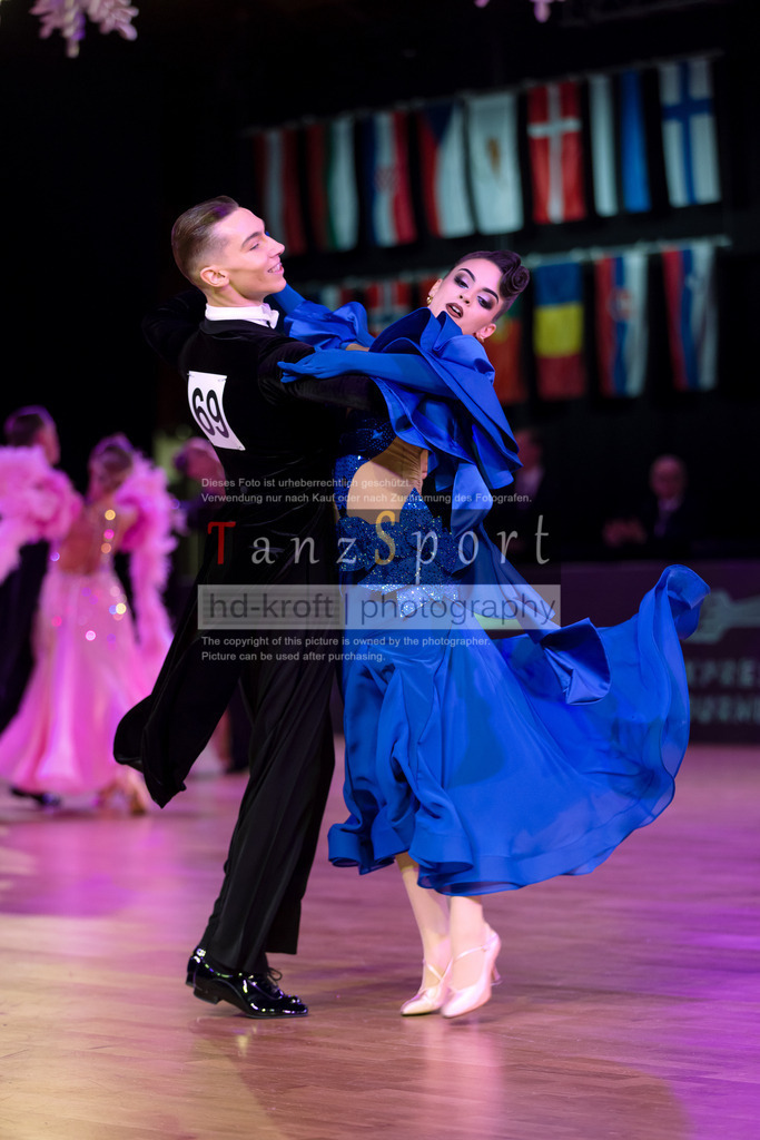 20241215_WDSF_Int_Open_Std-Riga-9391 | Tanzsportbilder, Standardtanz, Lateintanz, WDSF, DTV, LTVB, dancecomp, goc, hessen tanzt, blaues band der spree, walzer, tango, wiener walzer, slowfox, quickstepp, samba, rumba, cha-cha-cha, paso doble. jive, hd-kroft photography, turniertanzsport