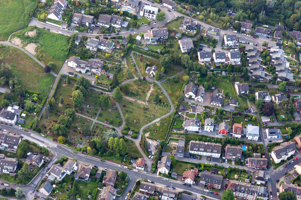 Luftbild: Friedhofes im Ortsteil Kupferdreh in Essen im Bundesland Nordrhein-Westfalen in Deutschland. Foto: IMG_008374.jpg vom 19.07.2020 durch Werner Riehm/FLY-FOTO.de