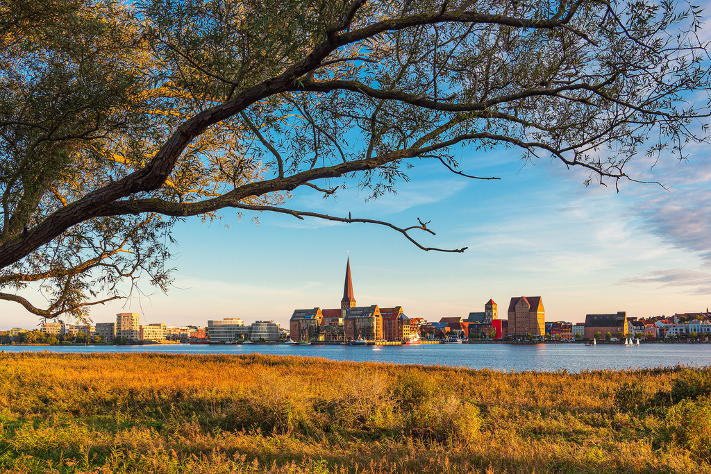 Blick über die Warnow auf die Hansestadt Rostock am Abend | Blick über die Warnow auf die Hansestadt Rostock am Abend.
