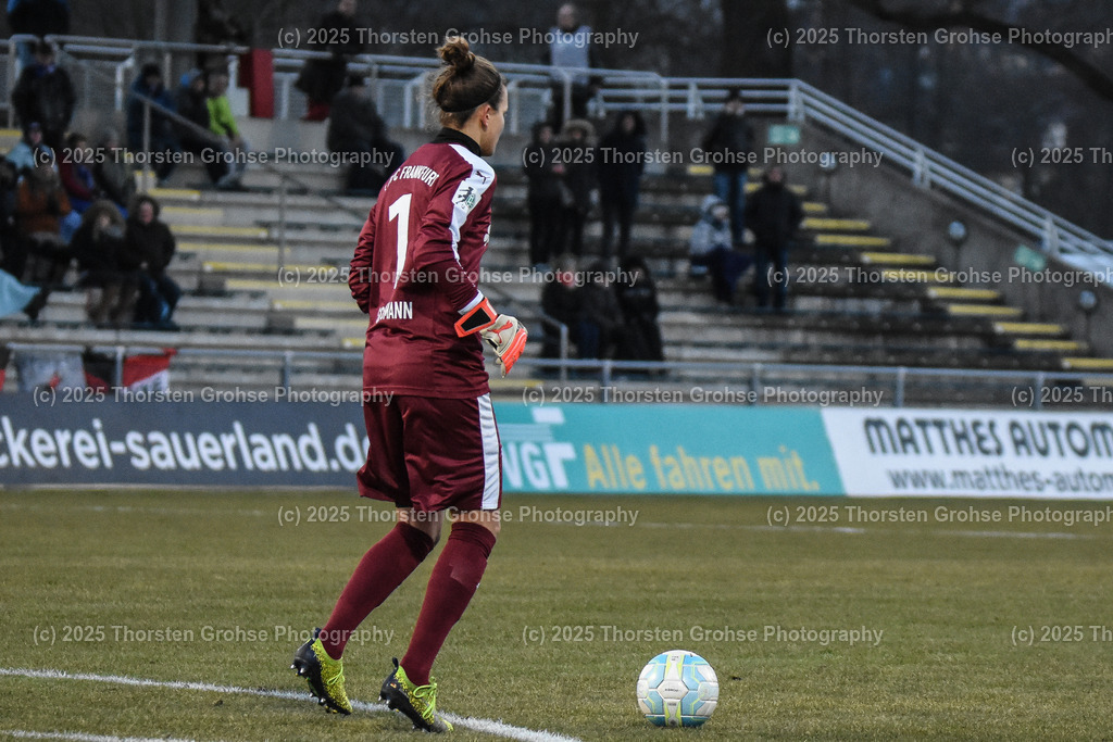 Fussball-BL Frauen 1. FFC Frankfurt vs. TSG 1899 Hoffenheim | Schumann Desiree #1 (1.FFC Frankfurt); Fussball-BL Frauen 1. FFC Frankfurt vs. TSG 1899 Hoffenheim, Fussball-Bundesliga Frauen am 24.02.2018 im Stadion am Brentanobad in Frankfurt/Main, (Deutschland) - Realisiert mit Pictrs.com