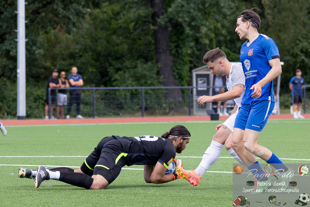 Testspiel: Spvgg. 03 Fechenheim - Türk Gücü Friedberg, 13.07.2024 | Finn Landburg (Türk Gücü Friedberg #1) & Felix Casalino (Spvgg. 03 Fechenheim #11) & Anthony Letica (Türk Gücü Friedberg #3), Spvgg. 03 Fechenheim - Türk Gücü Friedberg, Frankfurt am Main, Sportanlage Birsteiner Straße, 13.7.2024 - Realisiert mit Pictrs.com