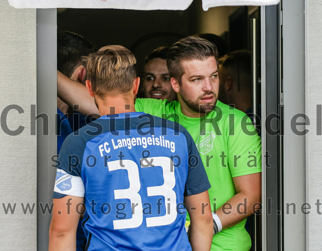 2023-07-08_006_FC_Langengeisling_gegen_TSV_Buchbach | Erding, Deutschland, 08.07.2023:
Fußball, Bezirksliga Oberbayern Ost 2023 / 2024, Testspiel, FC Langengeisling gegen TSV Buchbach, Endergebnis: 0:6

Hannes Dornauer (FC Langengeisling, #33), Torwart Christian Brader (FC Langengeisling, #1)

Foto: Christian Riedel / fotografie-riedel.net