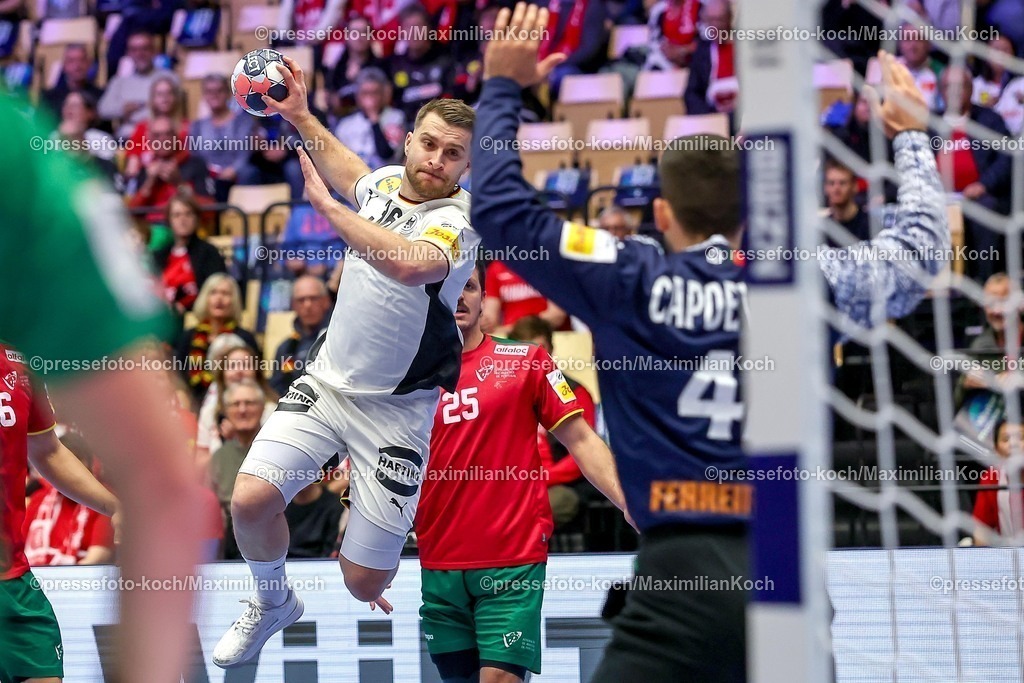 EHF22012601033 | 22.01.2026, Handball, Men's EHF EURO 2026, Deutschland - Portugal, Jyske Bank Boxen in Herning, Dänemark, Main Round:  Lukas Mertens (Germany #36) wirft auf das Tor von  Gustavo Alexandre Cascao Capdeville (Portugal #41)