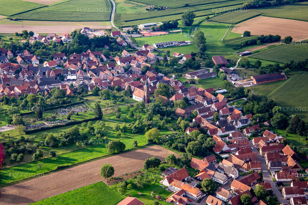 Vue aérienne: Vue de la ville depuis le nord-ouest à Hunspach dans le département Bas Rhin, France. Photo: IMG_137712.jpg prise le 12/08/2023 par Werner Riehm/FLY-FOTO.eu – Résolution de l'original: 5038 x 3359 px