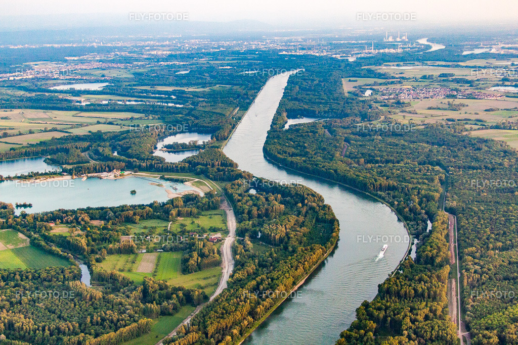 Verlauf des Rheins zwischen Dettenheim und Hördt | Luftbild: Verlauf des Rheins zwischen Dettenheim und Hördt im Ortsteil Liedolsheim in Dettenheim im Bundesland Baden-Württemberg in Deutschland. Foto: IMG_66480.jpg vom 30.05.2014 durch Werner Riehm/FLY-FOTO.de - Realisiert mit Pictrs.com