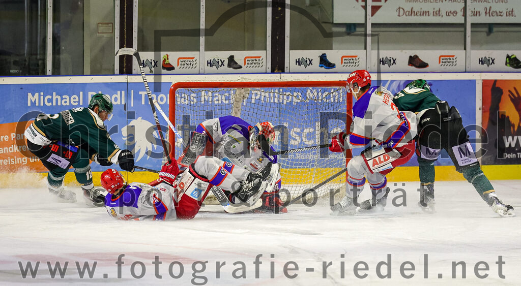 2025-11-30_093_TSV_Erding_gegen_EC_Peiting | Erding, Deutschland, 30.11.2025:Eishockey, Oberliga Süd 2025 / 2026, 22. Spieltag, TSV Erding gegen EC Peiting, Endergebnis: 5:1Luis Scheibengraber (Erding Gladiators, #18), Torwart Andreas Magg (EC Peiting, #32)Foto: Christian Riedel / fotografie-riedel.net