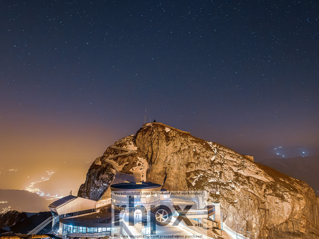 Pilatus @ Night | Stimmungsvolle Fotokunst aus Luzern. Erlebe den Pilatus, den See und die Stadt Luzern in exklusiven Aufnahmen in der Fotogalerie & Shop. - Realisiert mit Pictrs.com