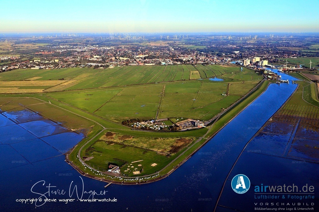 Luftbild Husum, Nordsee, Dockkoog, Badestelle, Campingplatz | Die Zukunft des Dockkoogs ist durch umfassende Planungen geprägt. Die Stadt Husum hat beschlossen, auf den ursprünglich geplanten Hotelneubau zu verzichten und stattdessen den bestehenden Campingplatz zu modernisieren.
