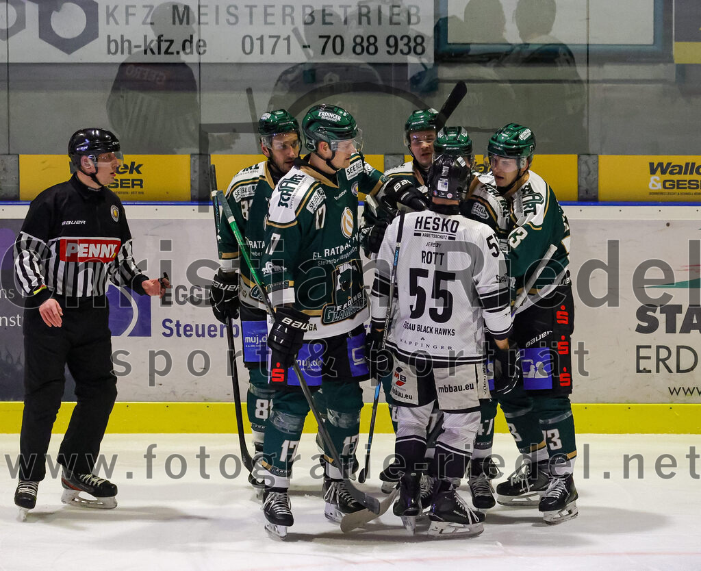 2026-01-30_020_TSV_Erding_gegen_EHF_Passau_Black_Hawks | Erding, Deutschland, 30.01.2026:Eishockey, Oberliga Süd 2025 / 2026, 42. Spieltag, TSV Erding gegen EHF Passau Black Hawks, Endergebnis: 2:6Maximilian Forster (Erding Gladiators, #81), Elia Ostwald (Erding Gladiators, #17), Elias Rott (EHF Passau Black Hawks, #55), Pascal Steck (Erding Gladiators, #73)Foto: Christian Riedel / fotografie-riedel.net