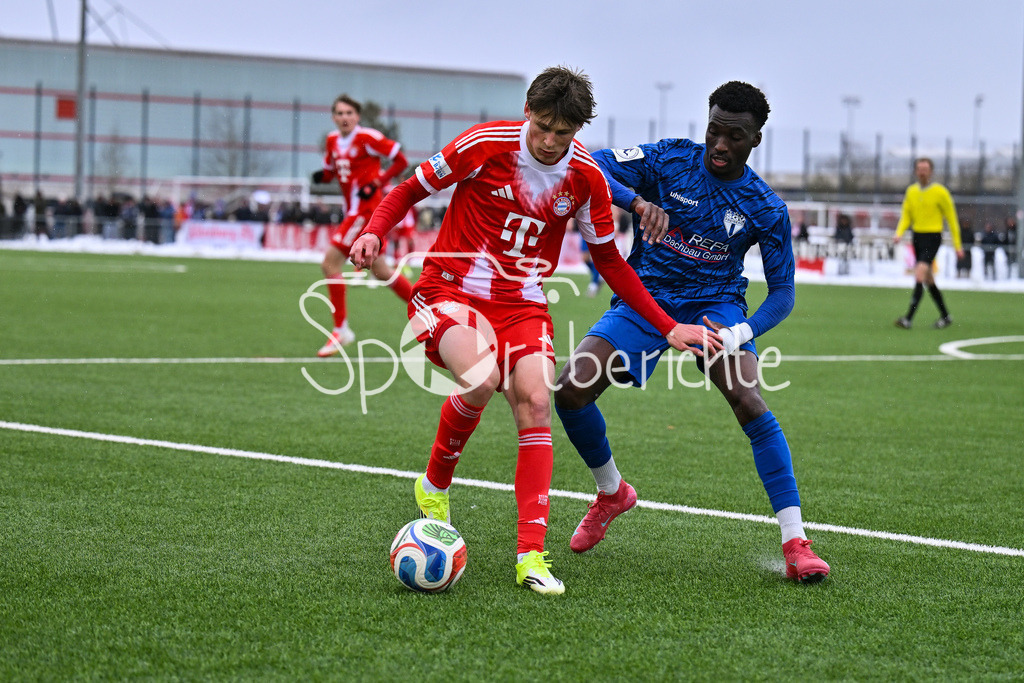FC Bayern Amateure - SGV Freiberg Fussball | MUNICH, GERMANY - 29. JANUARY: im Duell Magnus DALPIAZ (FC Bayern München II 12) und Abou Dramane BALLO (SGV Freiberg 27) während dem Testspiel zwischen den Amateuren des FC Bayern und dem SGV Freiberg Fussball am FC Bayern Campus