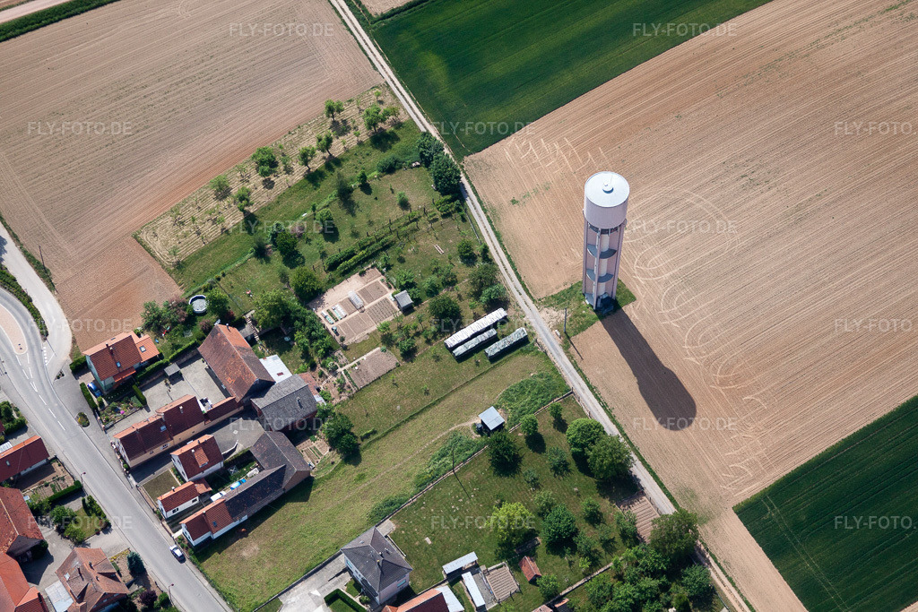 Luftbild: Wasserturm in Schleithal im Bundesland Bas-Rhin in Frankreich. – Foto: IMG_40947(40864).jpg vom 08.05.2011 durch Werner Riehm/FLY-FOTO.de – Auflösung des Originals: 4752 x 3168 px