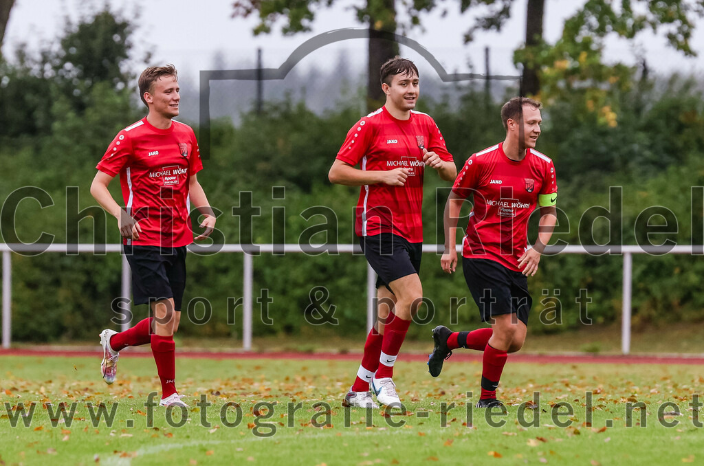 2023-08-27_011_TSV_Zorneding_II_gegen_TSV_Grafing_II | Zorneding, Deutschland, 27.08.2023:
Fußball, A-Klasse 2023 / 2024, 2. Spieltag, TSV Zorneding II gegen TSV Grafing II, Endergebnis: 5:1

Jubel nach dem 1:0 durch Kai Hoffman (TSV Zorneding, #7)
Nicolas Englmann (TSV Zorneding, #3), Kai Hoffman (TSV Zorneding, #7), Clemens Holzmann (TSV Zorneding, #5)

Foto: Christian Riedel / fotografie-riedel.net