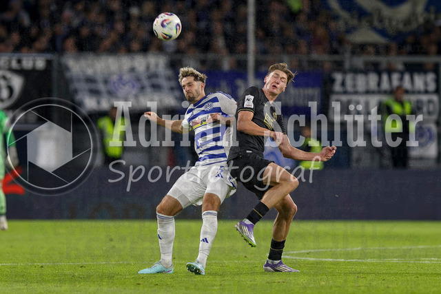 MSV Duisburg vs FC Hansa Rostock - 3. Liga | Duisburg, Deutschland, 03.10.25:   Tobias Fleckstein (MSV Duisburg) und Ryan Don Naderi (FC Hansa Rostock) im Kampf um den Ball waehrend des Spiels der 3. Liga MSV Duisburg vs FC Hansa Rostock in der schauinsland-reisen-arena(Foto von Brauer-Fotoagentur / Adrian Schlueter)