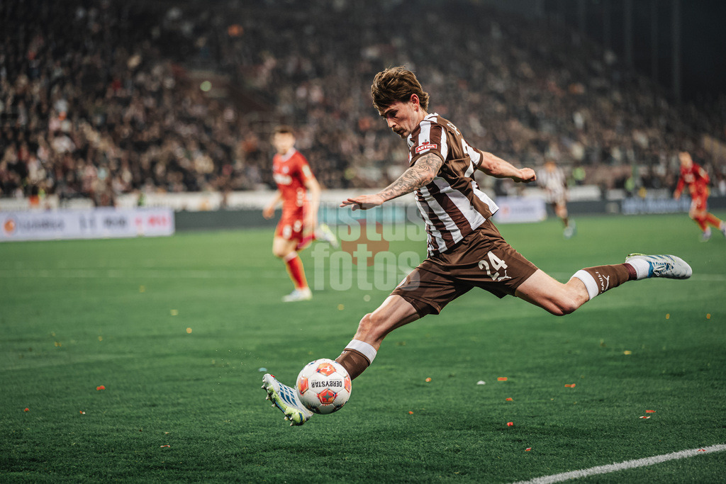 Fußball | Männer | Saison 2025/2026  | Fußball-Bundesliga | 30. Spieltag | FC St. Pauli vs. 1. FC Köln | 17.04.2026 | Connor Metcalfe (#24, FC St. Pauli) holt aus zum Schuss