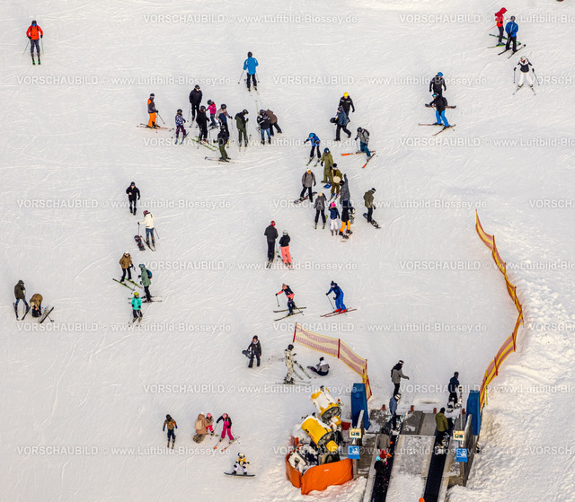 Winterberg221201400-2 | Luftbild Skipiste und Skifahrer, Winterwunderland in Winterberg im Sauerland, am Kahlen Asten und den Skiabfahrten und dem Skilift-Karussell Winterberg, Winterberg, Sauerland, Nordrhein-Westfalen, Deutschland