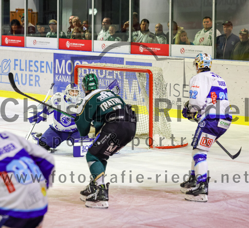 2025-09-26_065_TSV_Erding_gegen_SC_Riessersee | Erding, Deutschland, 26.09.2025:Eishockey, Oberliga Süd 2025 / 2026, 3. Spieltag, TSV Erding gegen SC Riessersee, Endergebnis: 3:5Torwart Patrik Mühlberger (SC Riessersee, #65), Louis Trattner (Erding Gladiators, #7), Robin Soudek (SC Riessersee, #22)Foto: Christian Riedel / fotografie-riedel.net